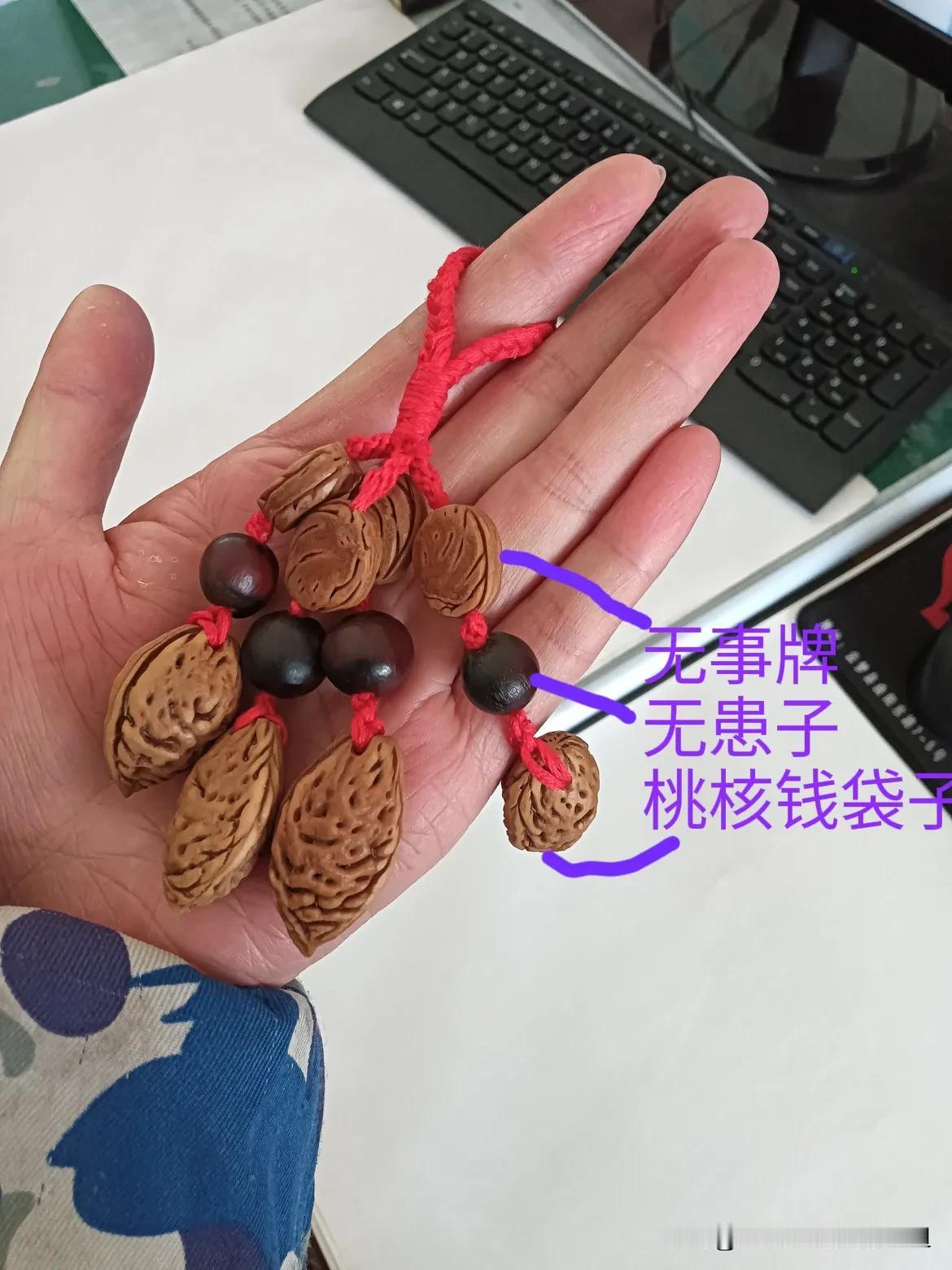 49岁大姐姐手工作品出，盈盈一握摇铃，每一颗种子都是主角，配在一起堪称完美。请欣