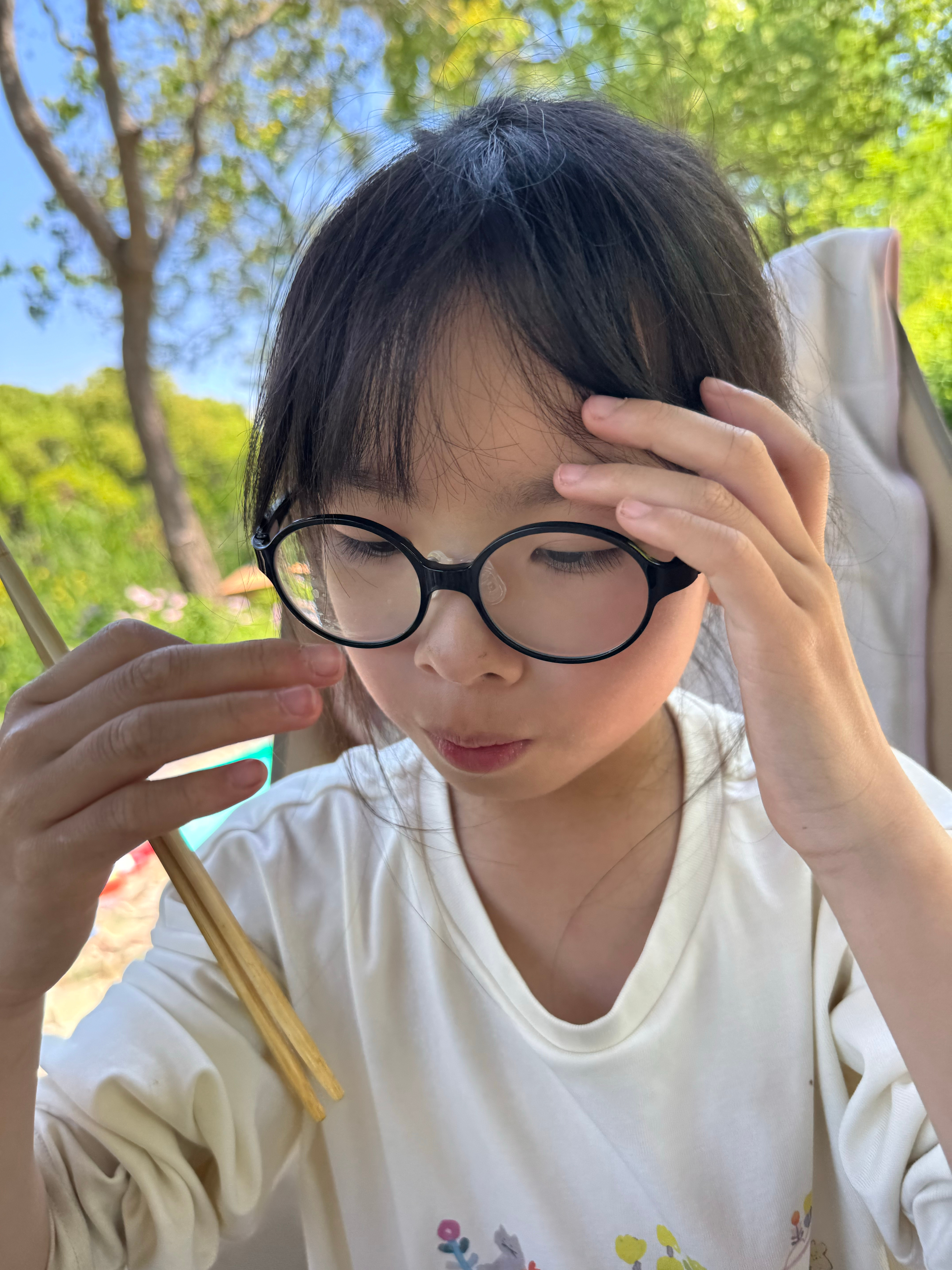 露营期间 5 天没照镜子每天都是洗水池抹把脸回帐篷涂上面霜和防晒霜就开始新的一天