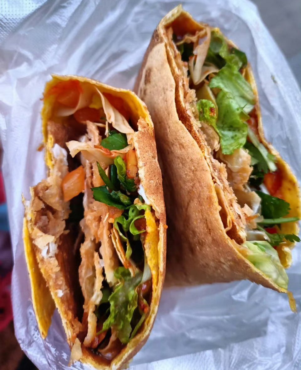 中午培训到现在，没时间做饭了，买个山东杂粮煎饼凑合一下。 