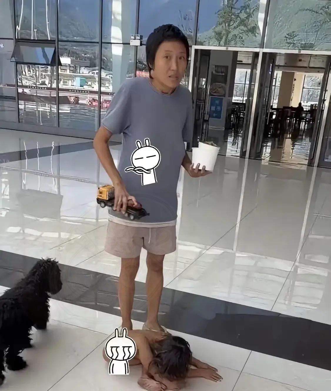 相比较说孩子是野人，
​只是我觉得这个妈妈才更可疑不是吗？
​浑身上下透露着不对