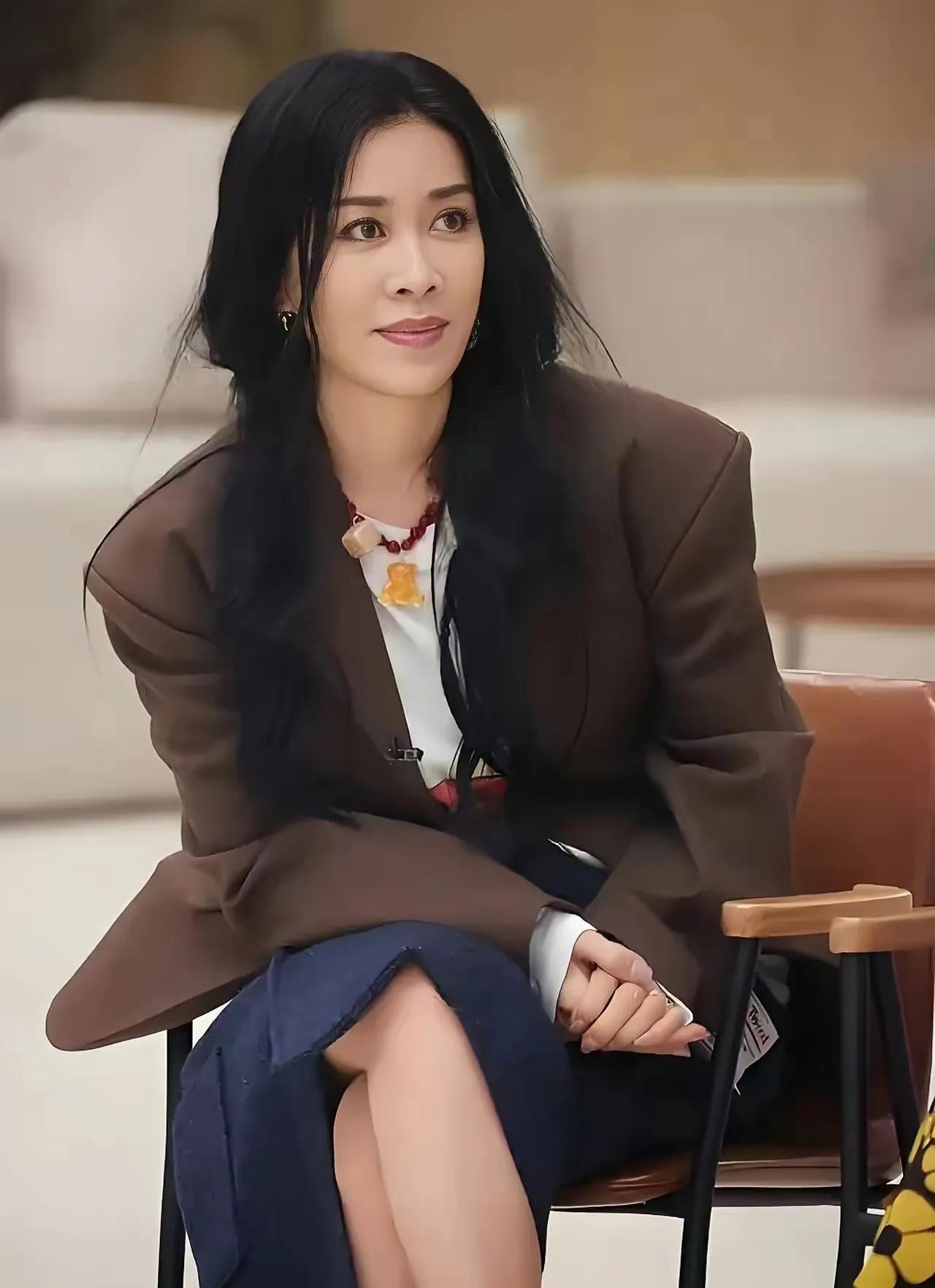 那英只要穿对了衣服，那她就是耐看型美女！再加上性格好，为人直爽，无论对男人还是对