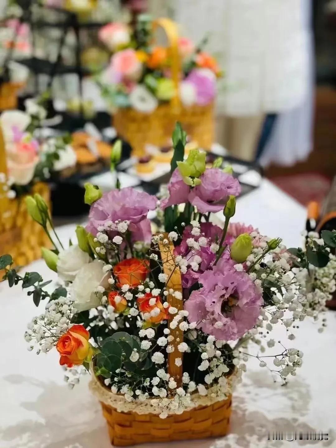 #点戳生活的鲜花# 紫花篮中放，芳香扑鼻来。✍  生命中的每一天，都非常珍贵；问