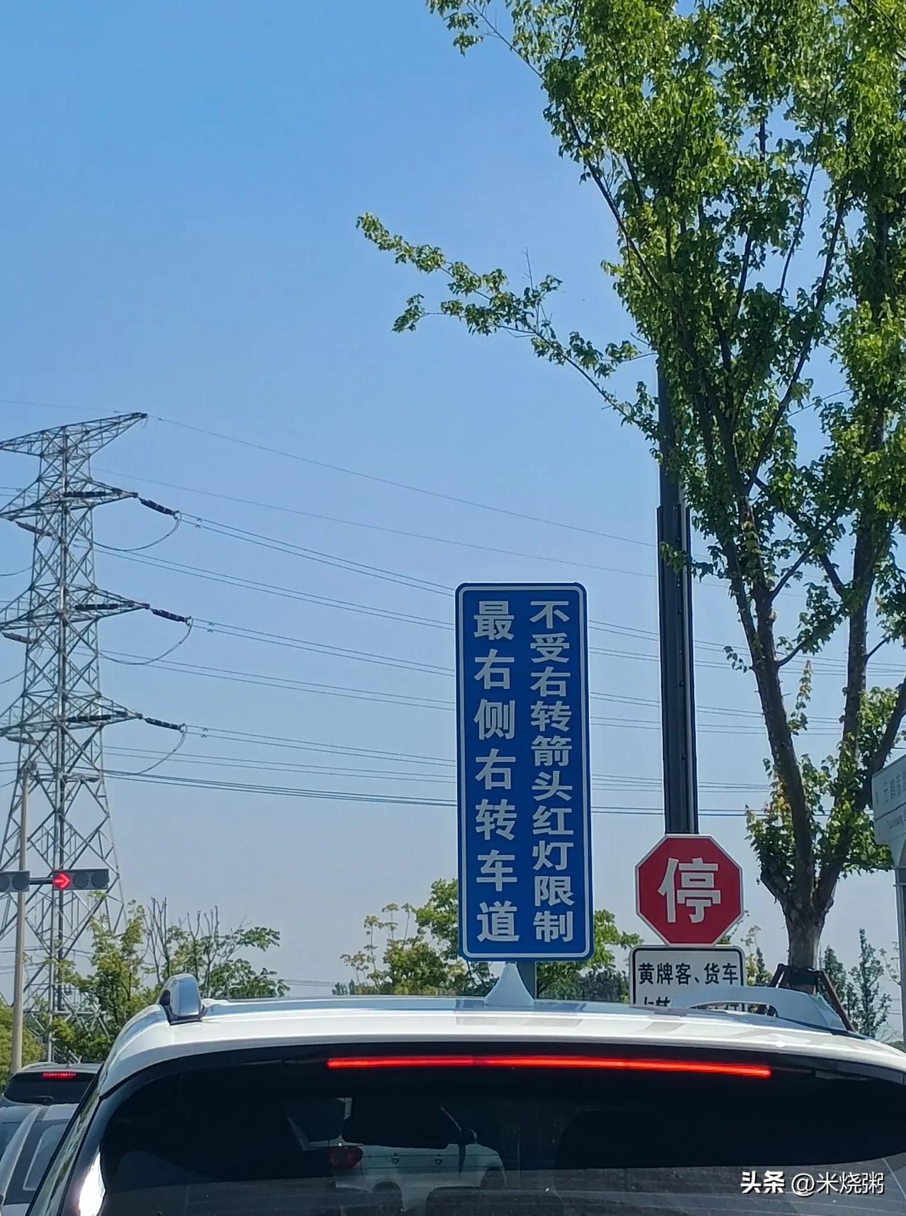 从苏州高铁南站落客平台驶出，往北厍镇方向右转时，最右侧右转车道的指示牌提示字是否