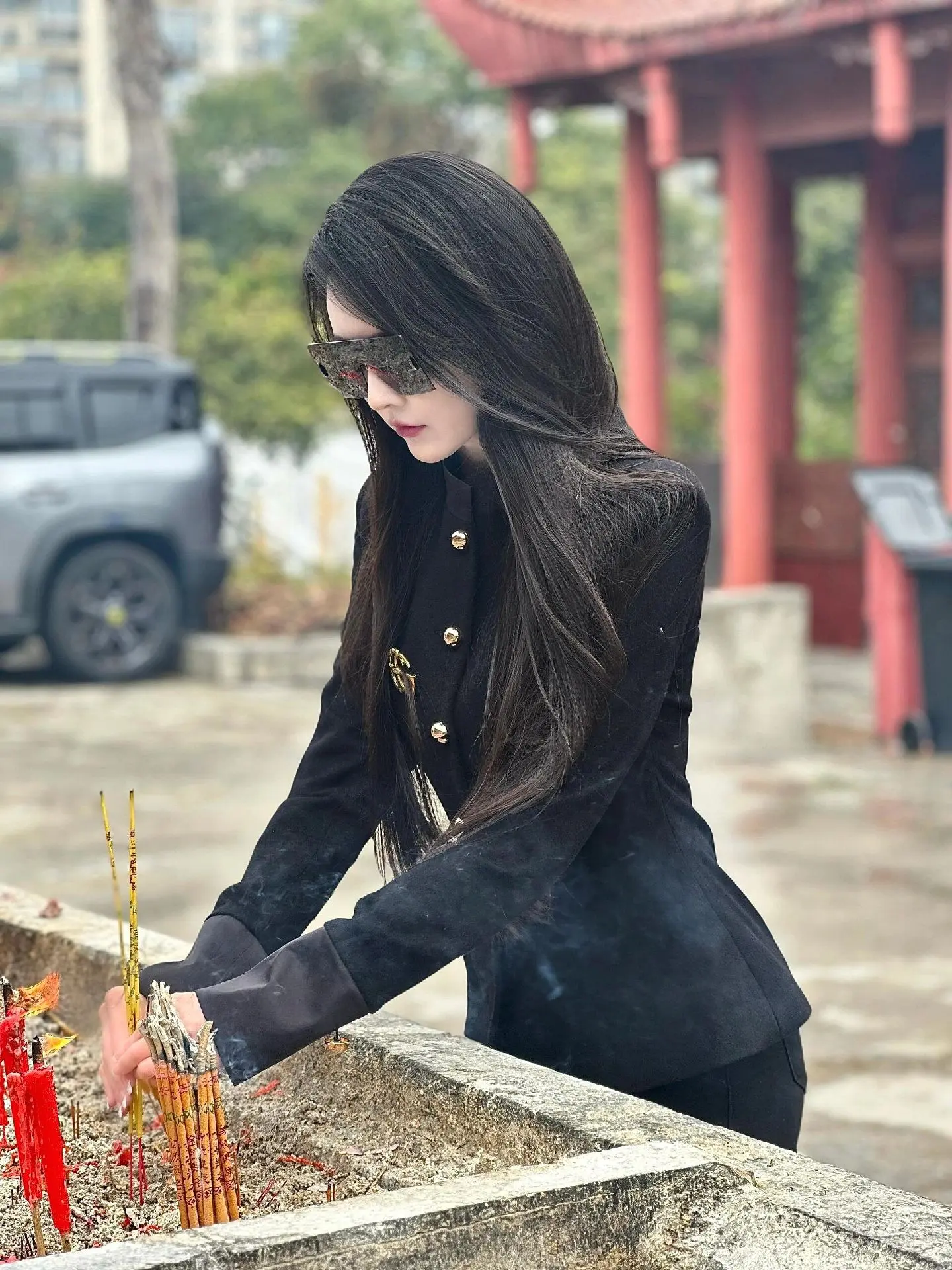 “是人都有灾，是人都有难，莫笑他人穿破衣。三十年河东，三十年河西。看见...