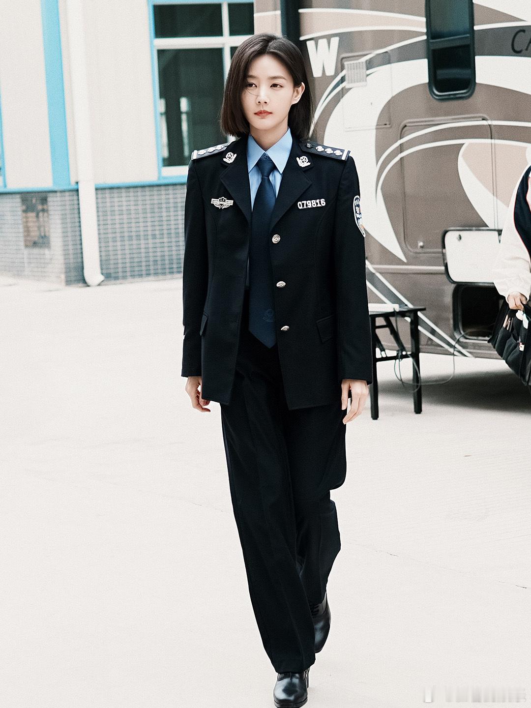 #李一桐再演悬疑剧女主#李一桐再演悬疑剧女主，郑冬雨女警造型又美又飒，#李一桐女