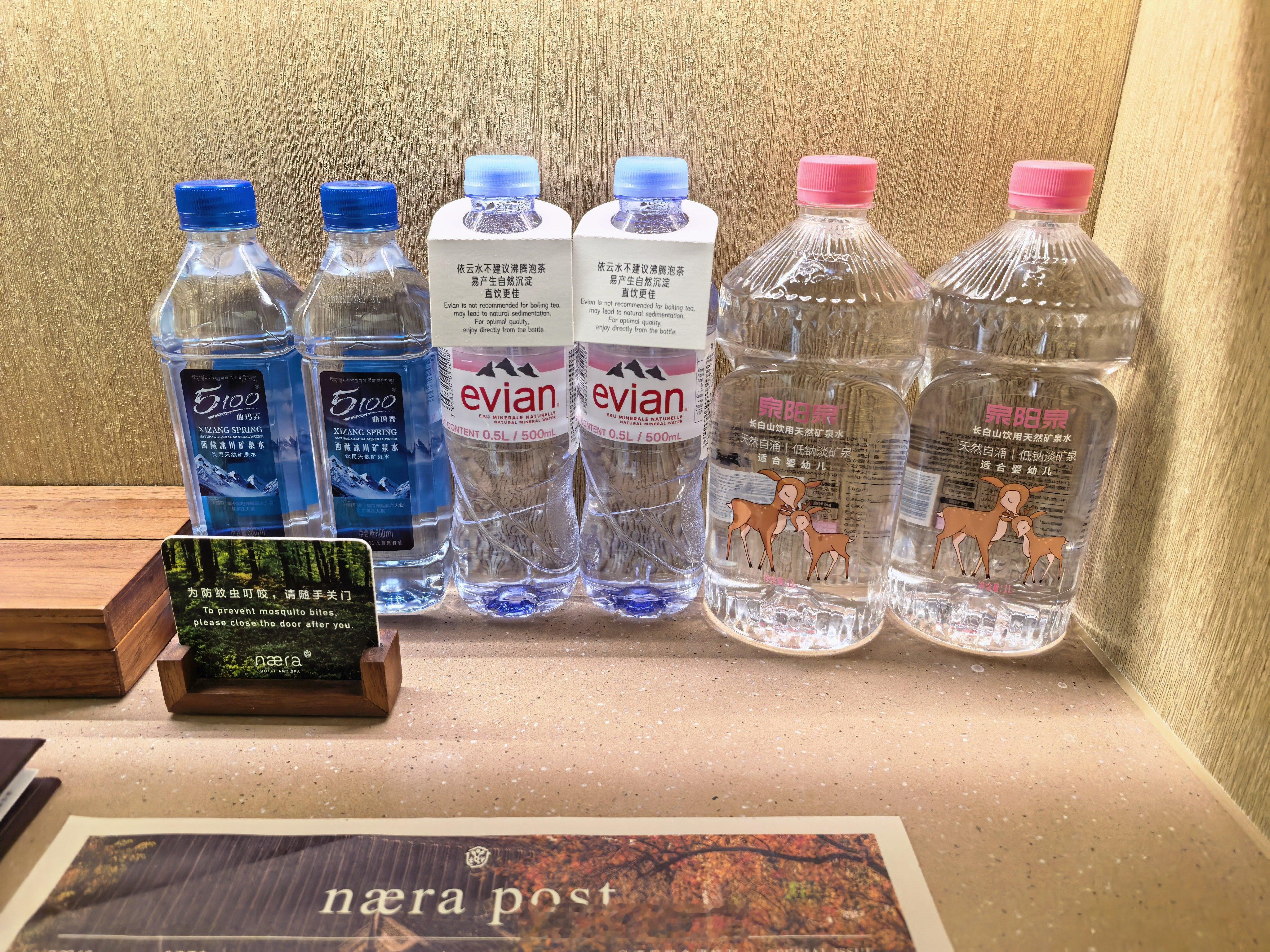 今天的酒店真讲究，泡茶还准备了三种不同的矿泉水。 嘉兴·西塘良壤酒店