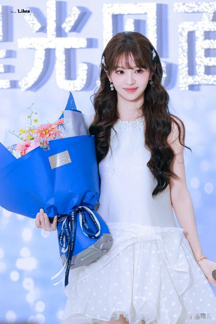 田曦薇穿白色公主裙甜美灵动！雪肤玉貌身材曼妙美若天仙 