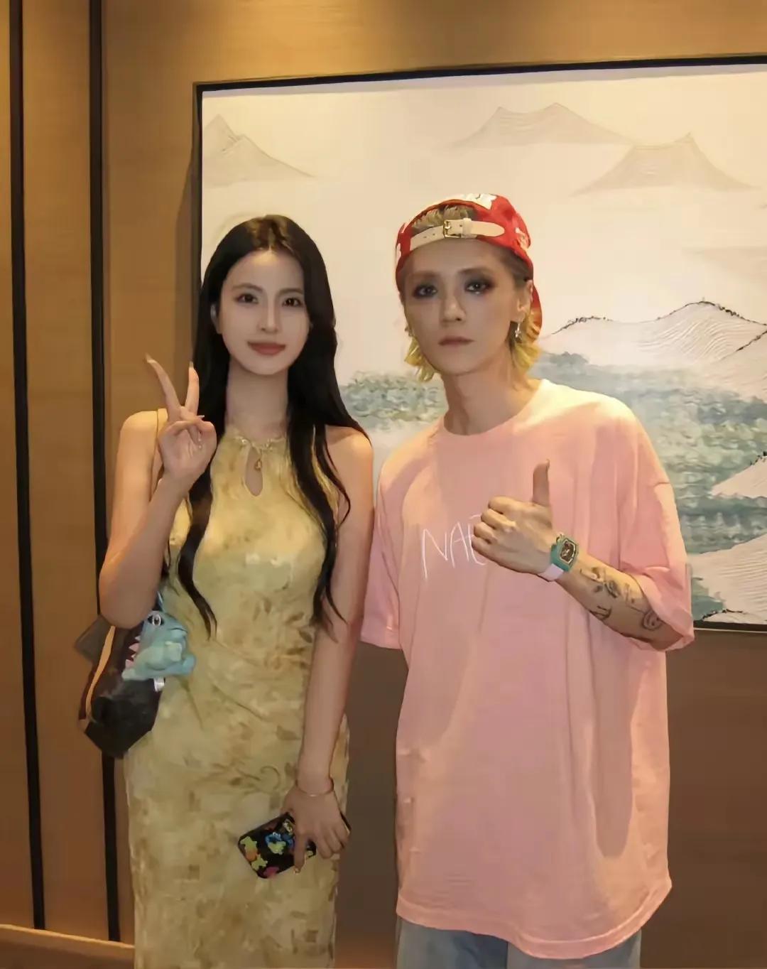 跟女粉丝合影，鹿晗现杨过臂
太绅士了，鹿晗跟女粉丝合影，分寸感绝了，活脱脱杨过既