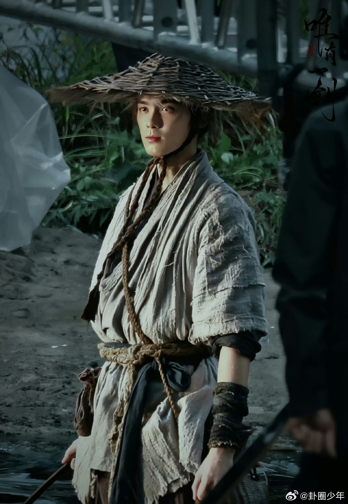 吴磊剑来陈平安造型路透 救命！吴磊这造型把陈平安演活了！青衫负剑的游侠气，眼底藏