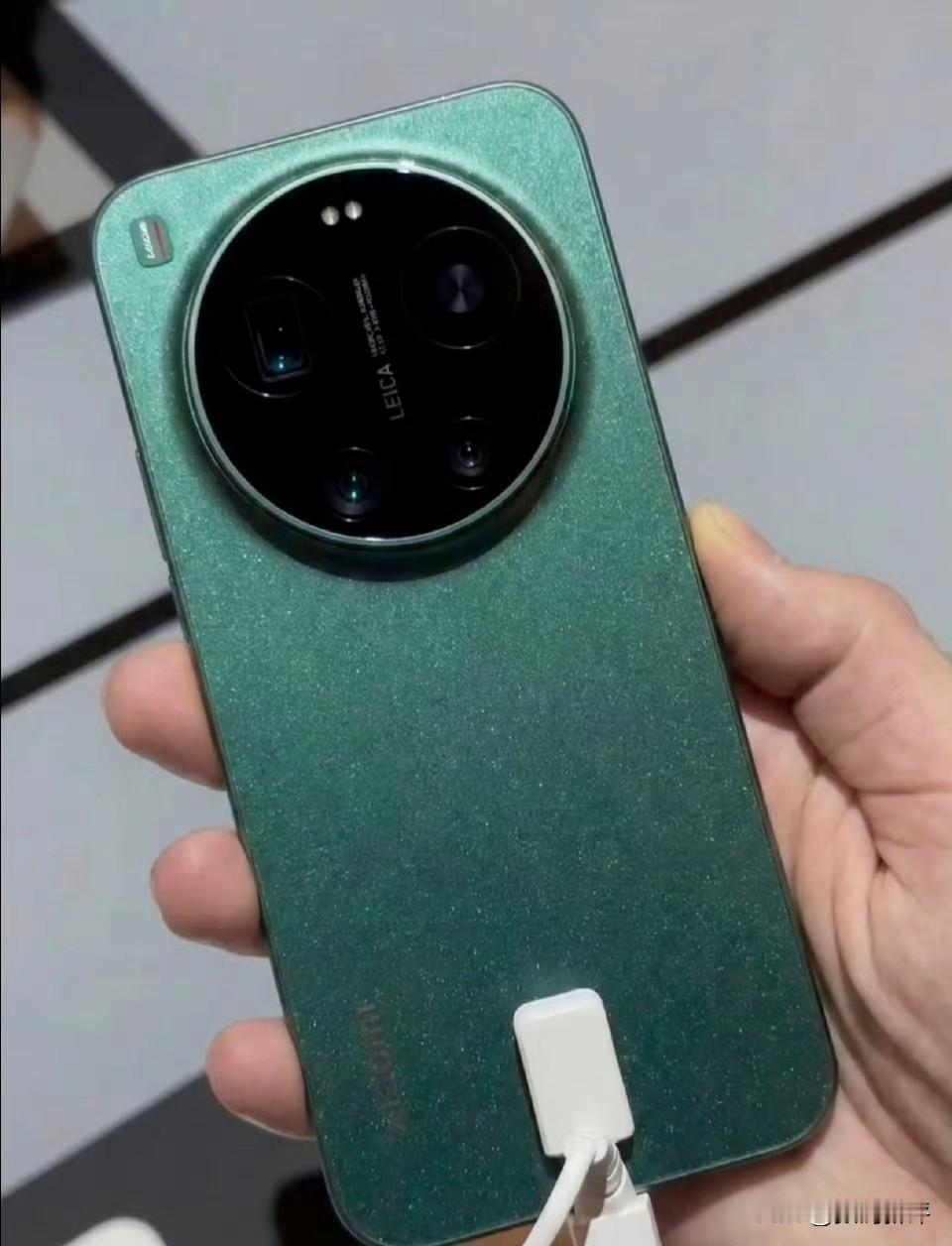 小米17Ultra线下真机照都来了[思考]好看吗？[奸笑]今天就要发布了，这个星