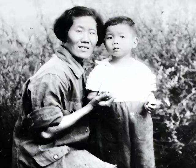 1943年，中共创始人陈潭秋被秘密处决，妻子在狱中生下遗腹子，后改嫁开国将军，新