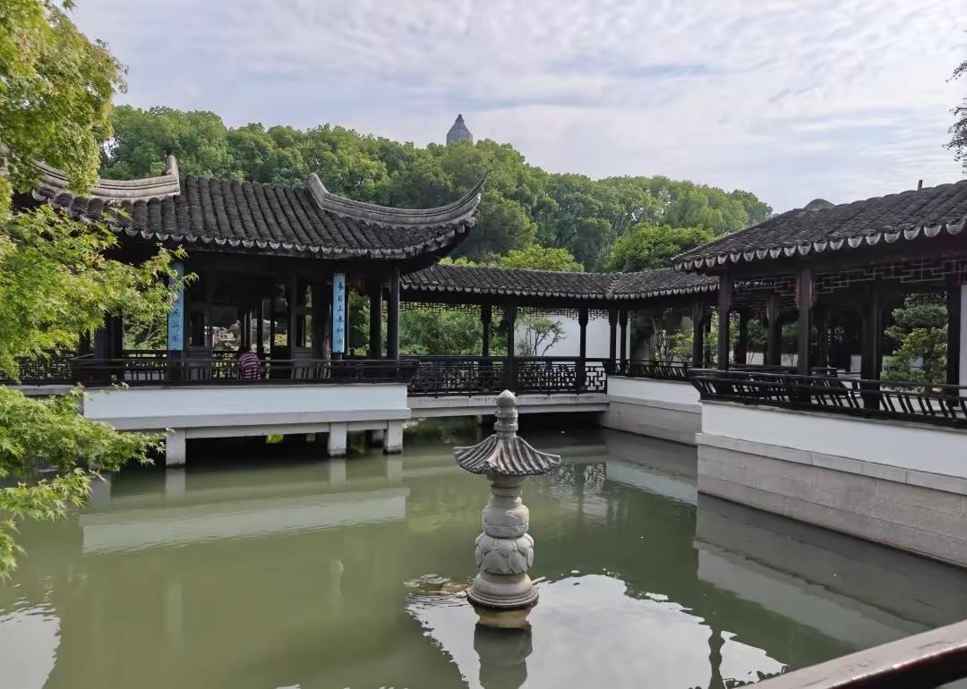 江南园林最核心的造园逻辑，把宅院的公私分开。
 
一、园林的颜值，全部落在敞厅与
