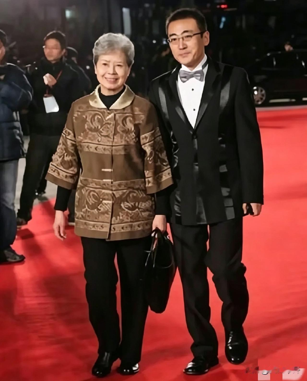 窦文涛早年跟央视名嘴沈力同走红毯，画面被翻出。
 
早些年，窦文涛和央视的老前辈