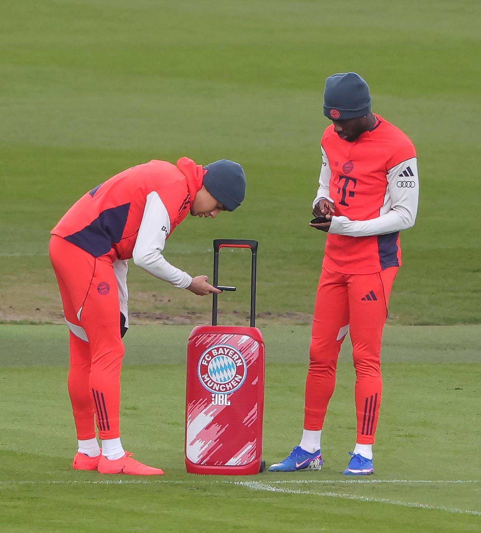 穆夏拉今天完成了另一次个人有球训练，练习了带球，即使是个小目标，但也展现出了精准