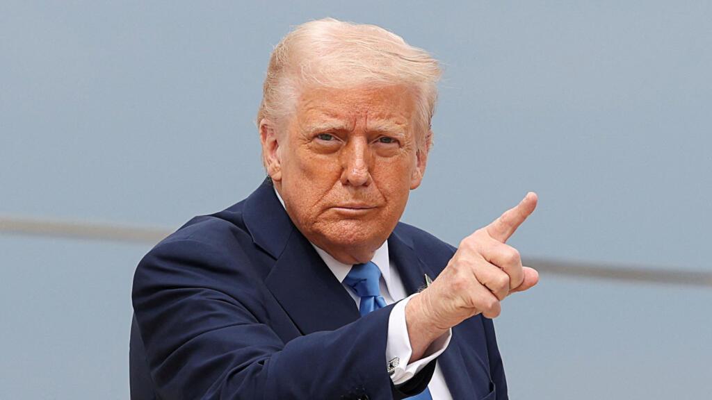 美国总统唐纳德·特朗普于2026年4月17日晚间在前往马里兰州安德鲁斯联合基地的