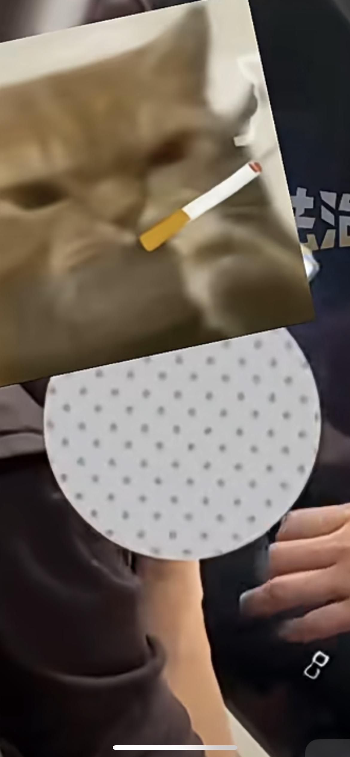 2月27日，男子在高铁上抽烟 ，脱了鞋把双脚放在窗户上 ，乘务员赶到后让男子熄了