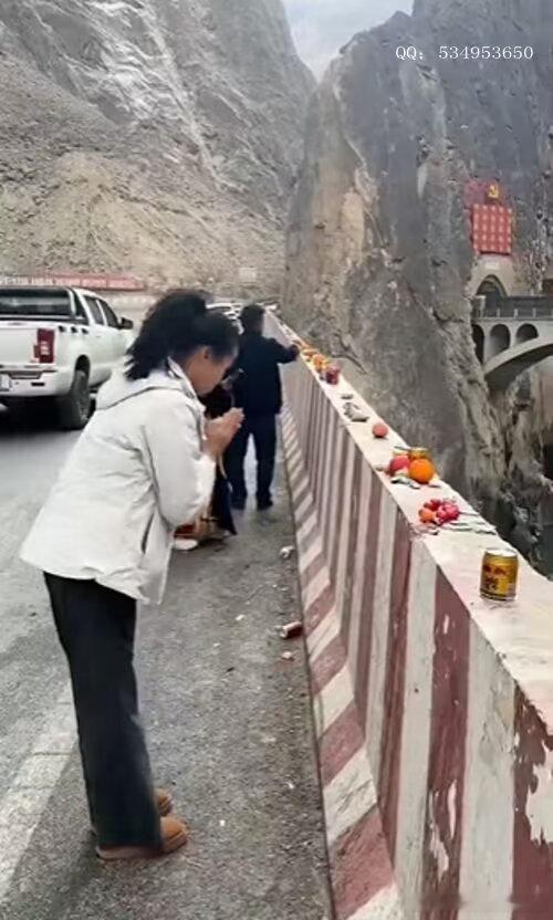 怒江大桥并非单指一座桥梁，国内有多座横跨怒江的桥梁都以此命名，其中知名度最高、最