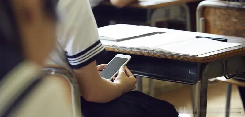 教育反思录（1073）
学生带手机进课堂，老师怎么处理？
一、当场处理原则：不激