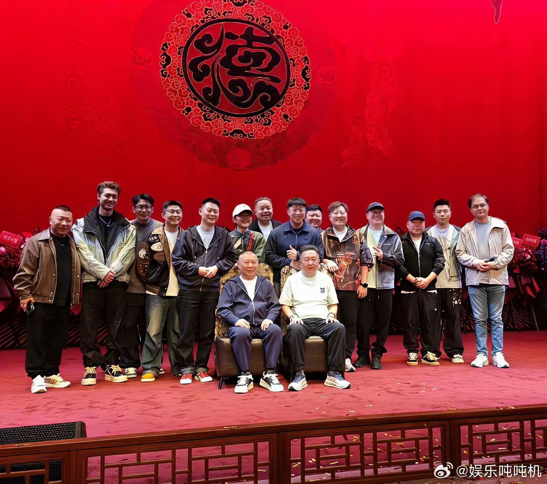 上海德云社开业，这张照片很讲究，郭德纲于谦在中间坐着，他俩后边是两个副总，栾云平