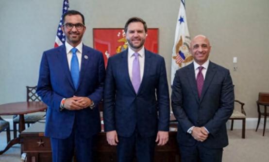 有一条海上通道直接攥着全球经济的命脉，如今更是堵得水泄不通，阿联酋忍无可忍亲自出