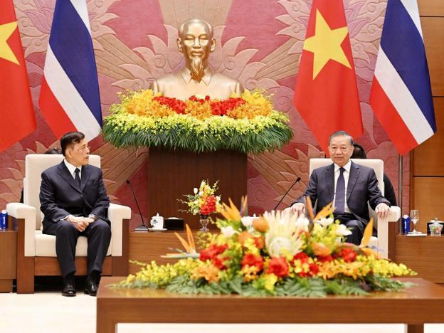 主场就是不一样！从坐姿来看，玛哈·哇集拉隆功的气场还是比苏林略输一筹～～
9月1
