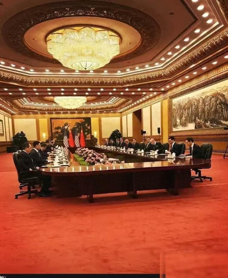 很多人不理解，说鲁比奥作为美国国务卿，按理说应该也是个见惯大场面的人。
结果一进