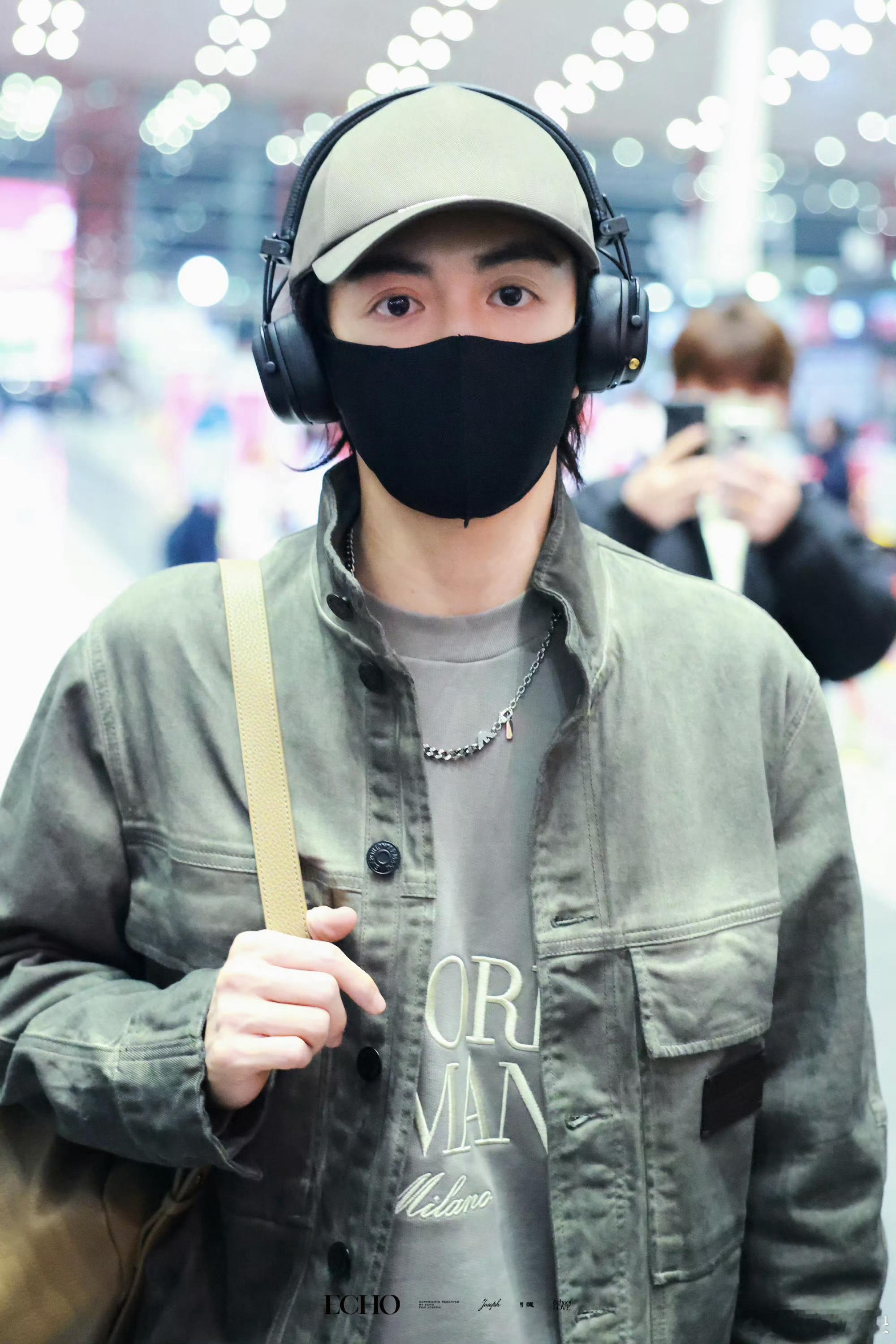 曾舜晞中午说开工晚上就出国了曾舜晞中午说开工，晚上就已经飞出国了。这速度杠杠滴，