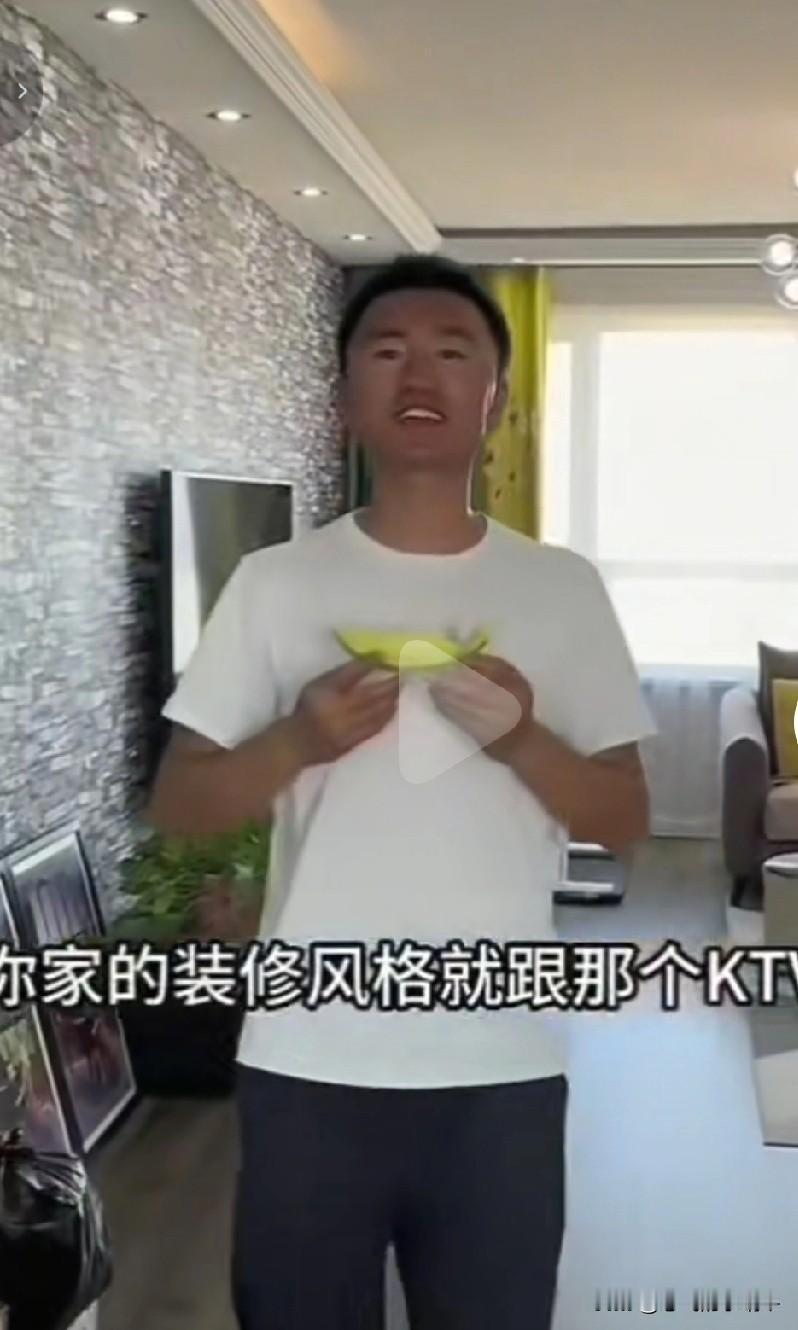 穆萨妈妈看见穆萨二姐，真的是满心欢喜，笑的合不拢嘴的！对穆萨跟车车姐那就不一样了