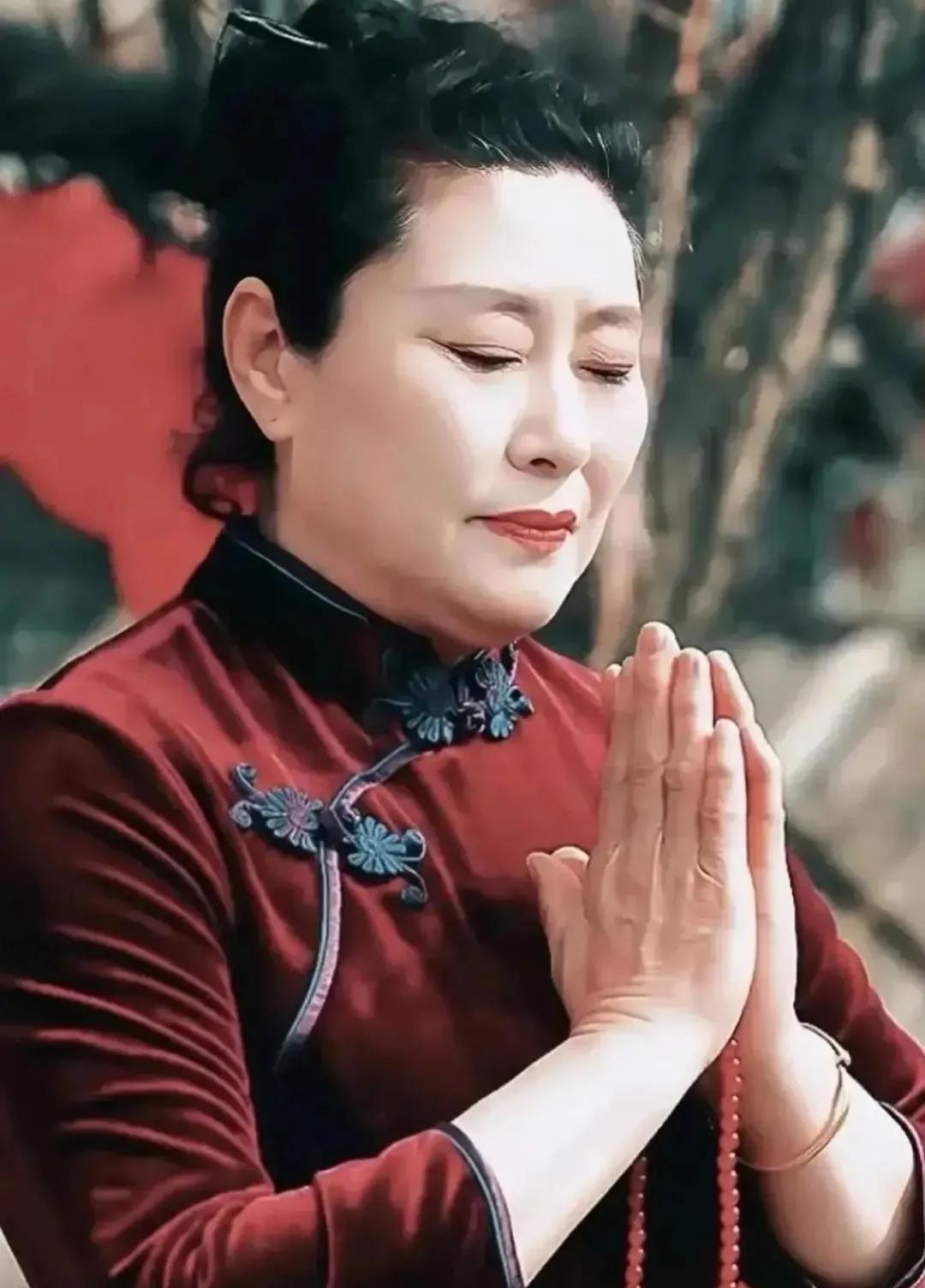开封王婆“突然请假”：非因病？直播带货压力、节目变质、心情压抑，究竟谁之过？网友
