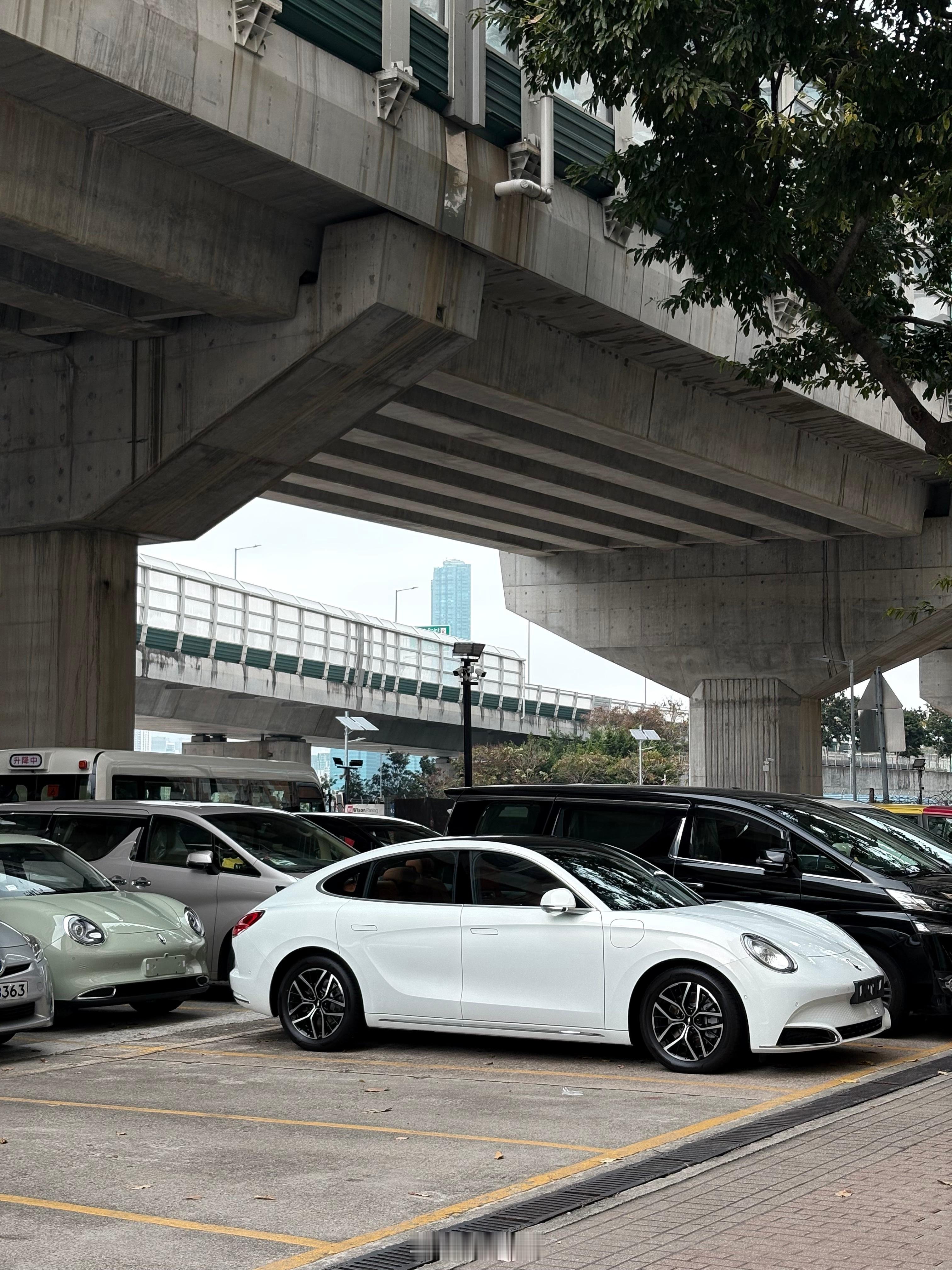 现在香港地区的大陆电车越来越多，除了大通MPV之外，最多的就是小型或者紧凑型的车