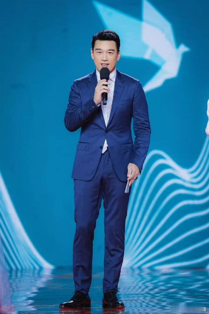 主持人王耀庆又杀回来了不得了！王耀庆又当主持人咯！今晚活动启动仪式他主持，舅舅一