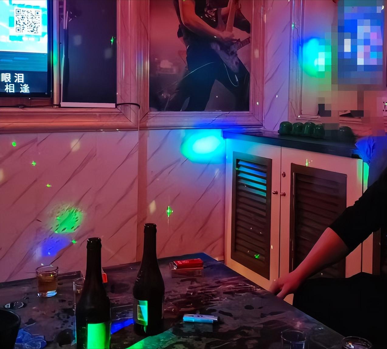 湖南长沙，男子受朋友邀请出去吃饭唱歌，结束后两人开了一间房睡觉，半夜男子听到扑通