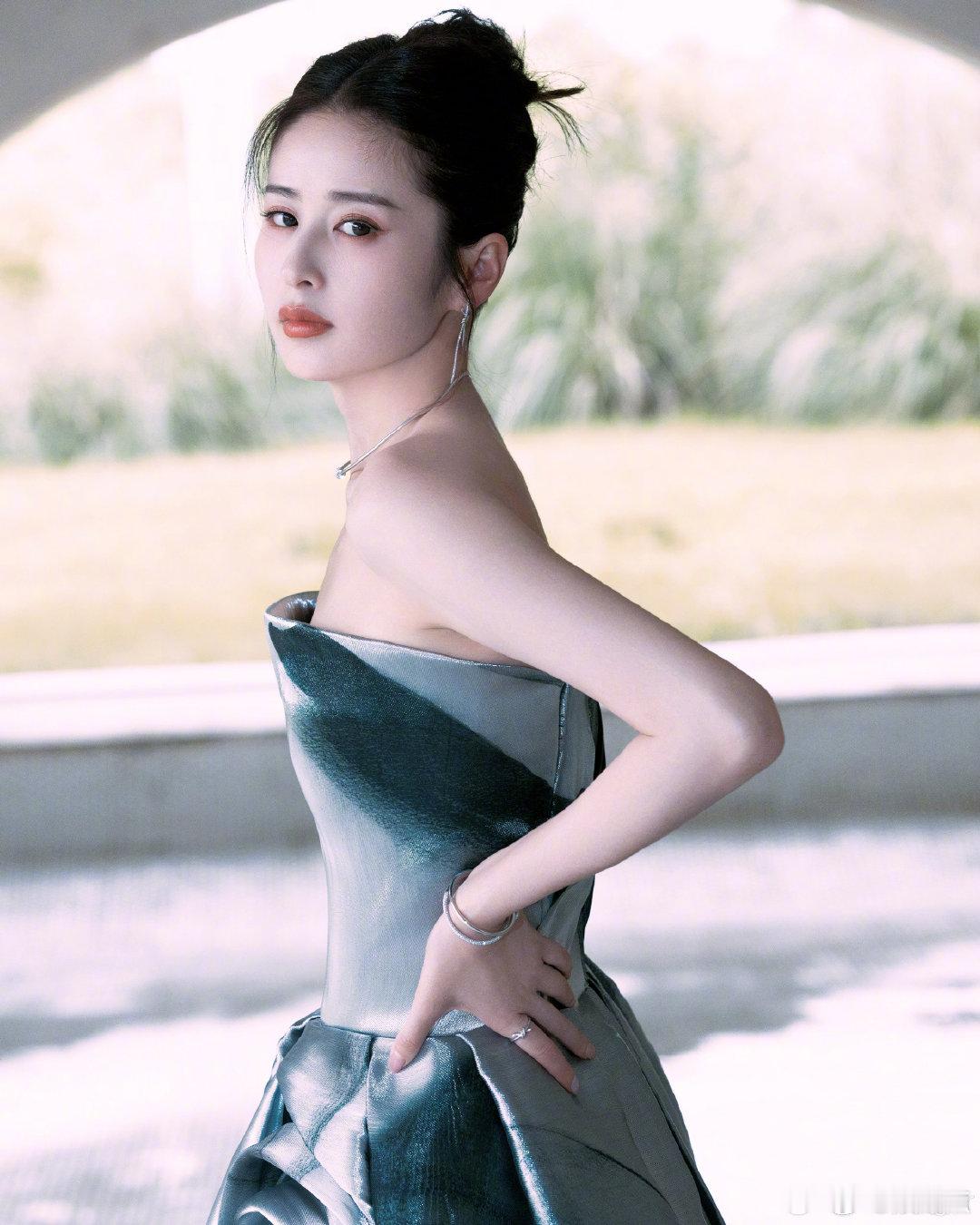 #颖儿水墨裙好A# 颖儿身着水墨裙，如同璀璨明珠，A 光闪耀，照亮时尚的天空！ 