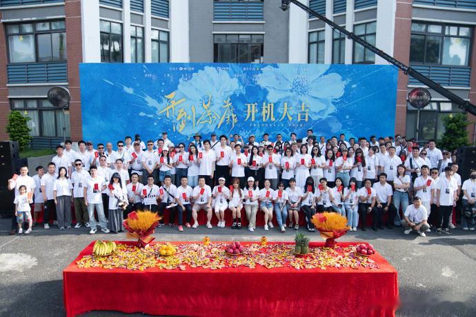 白鹿黑长直适配 白鹿黑长直亮相开机仪式，素净白上衣搭配百褶裙，风格清爽大方，温柔