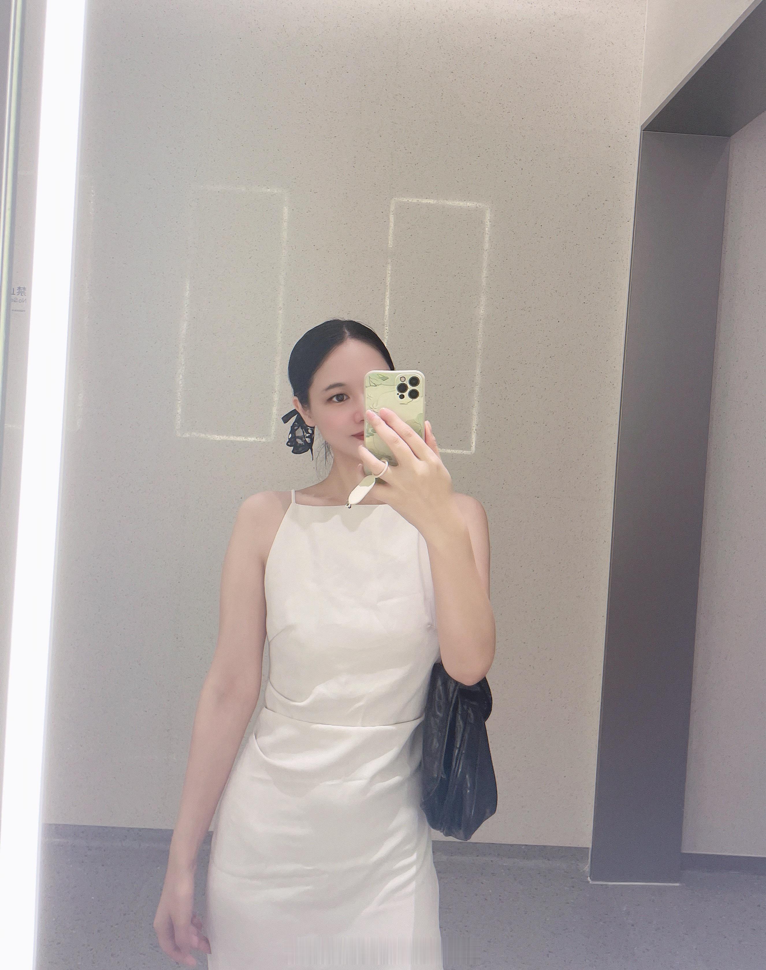 商场洗手间的灯光也是nice得很，反而卖衣服的剪头发的店里的灯光不咋好 