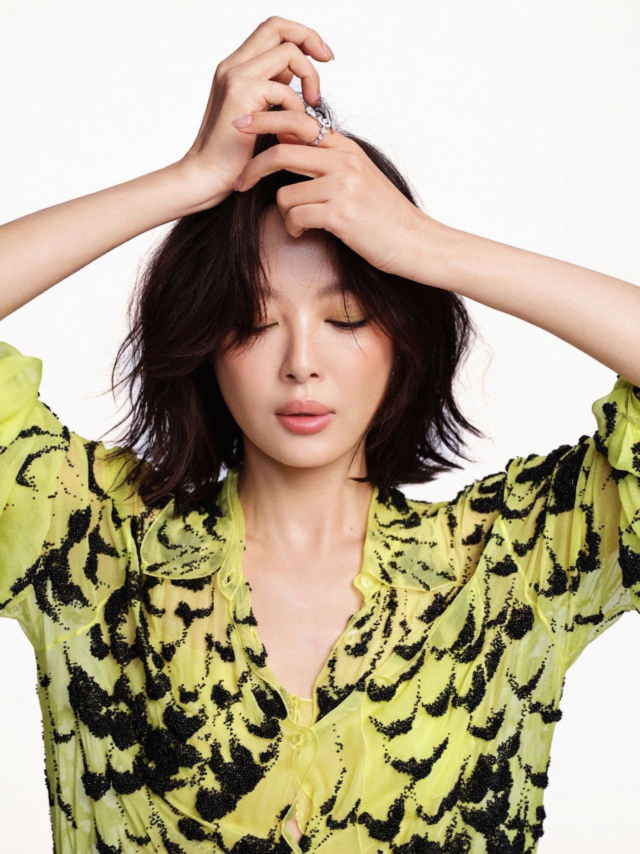 辛芷蕾香奈儿高定自由时尚灵感解读 辛芷蕾上身CHANEL高定荧光黄薄纱长裙，黑纹