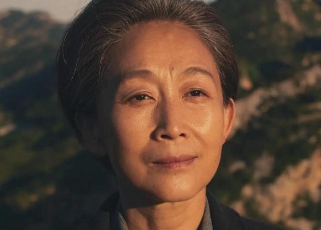 1971年，清华大学叶文洁背叛人类，擅自向太空中发射电波，8年后竟收到神秘回复：