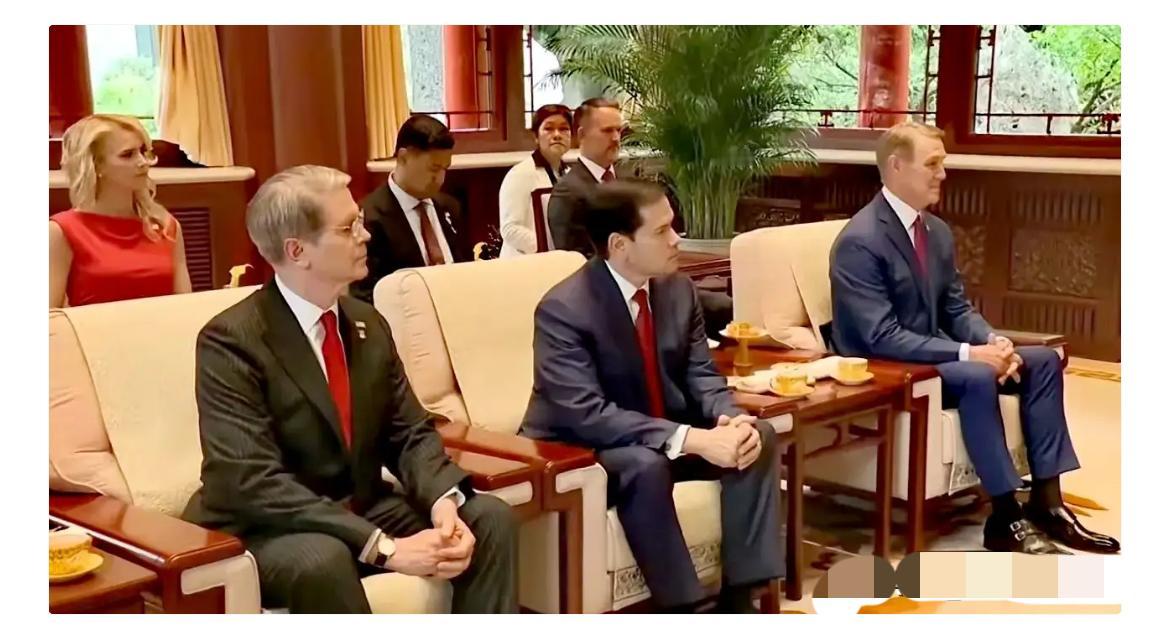美国代表团来华，坐姿全变了！

出访时二郎腿翘老高的他们如今却腰杆笔直的坐在这里