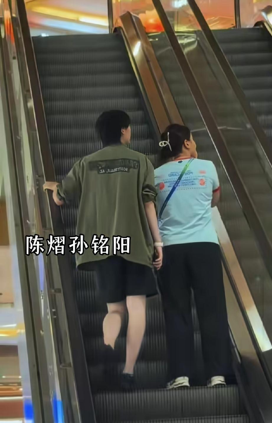 看这背影大家知道是谁吗？
国乒已经全部到达长沙，准备全锦赛。现场很多粉丝等候。看