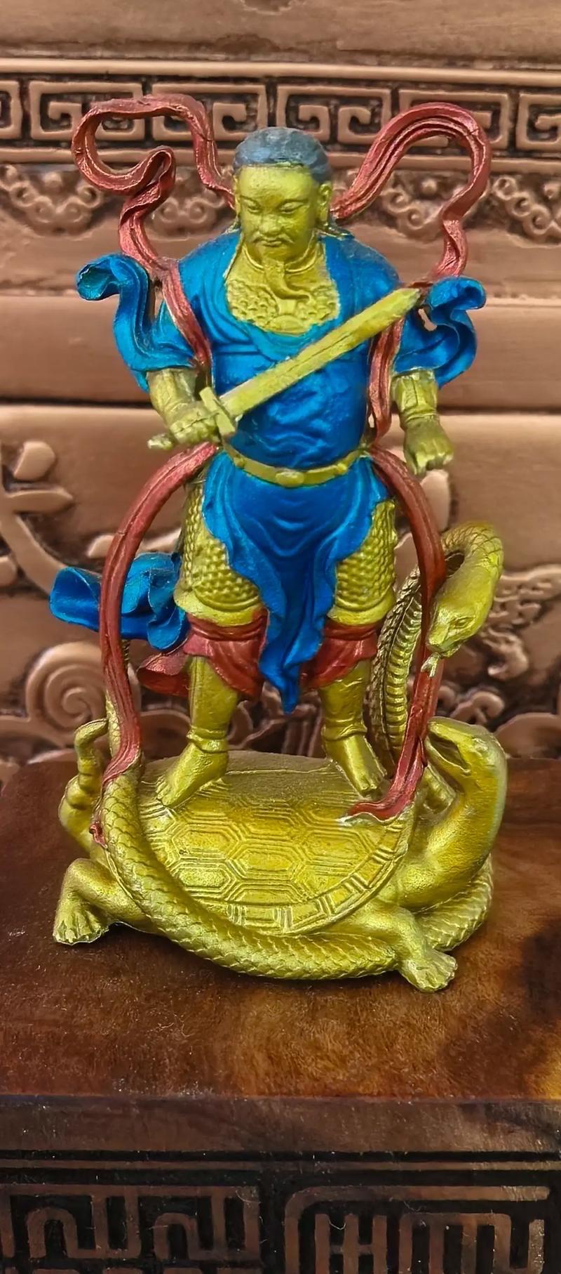这位北方尊神即真武大帝，本是龟蛇合体的玄武灵兽，位列道教四象。明朝永乐帝以其为"