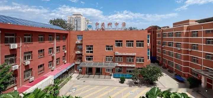 选择上一个好的普高的普通班还是差一点的普高重点班?
在北京高考“3+3”政策下，