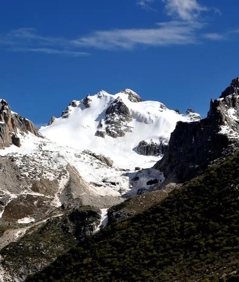 2011年6月17日，我经过了高高的雀儿山。
       雀儿山海拔6168米