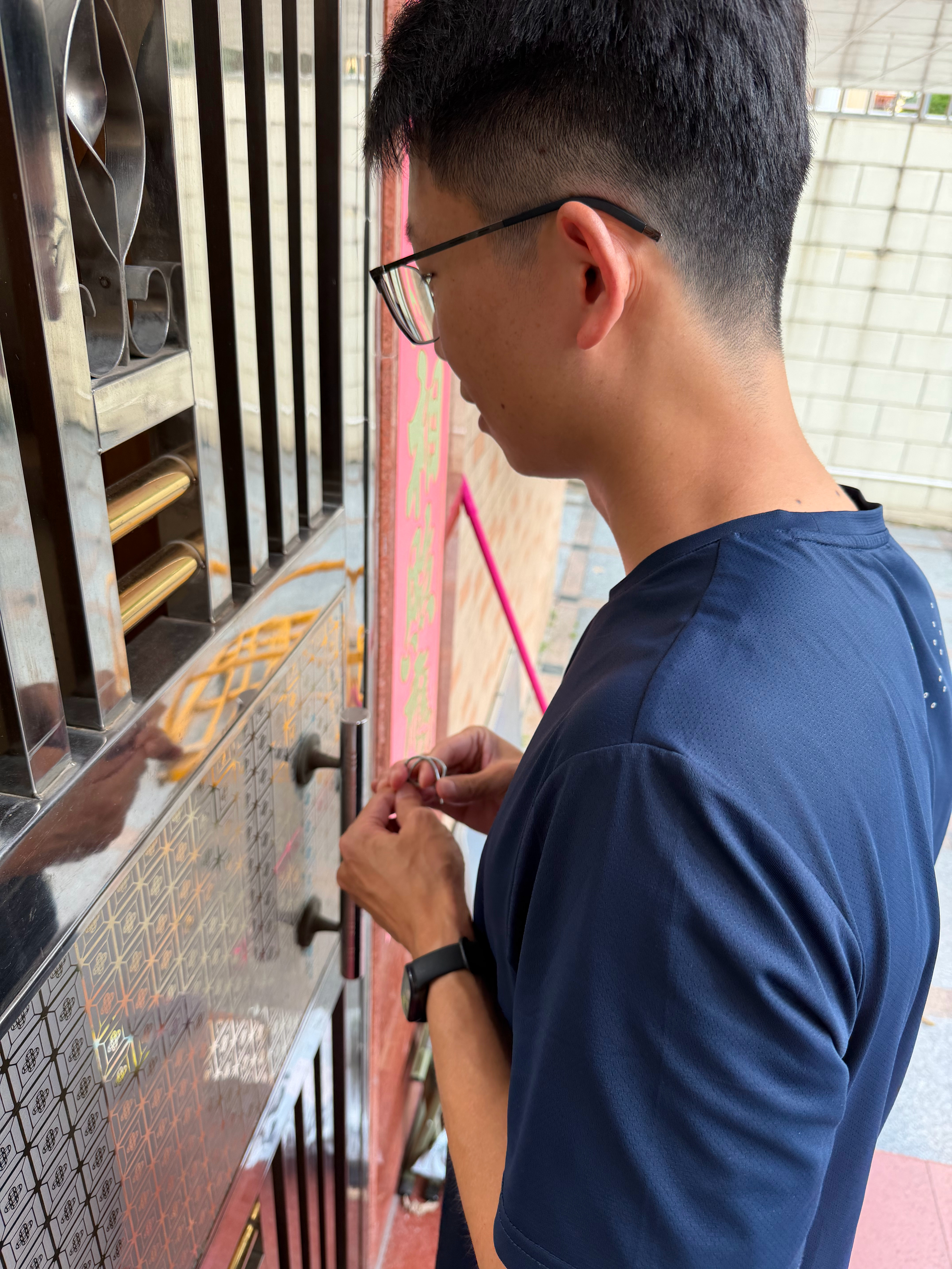 这老小子有点可怕我不小心把钥匙锁屋里了他说他去买衣架和铁丝然后奇迹出现了[捂嘴哭