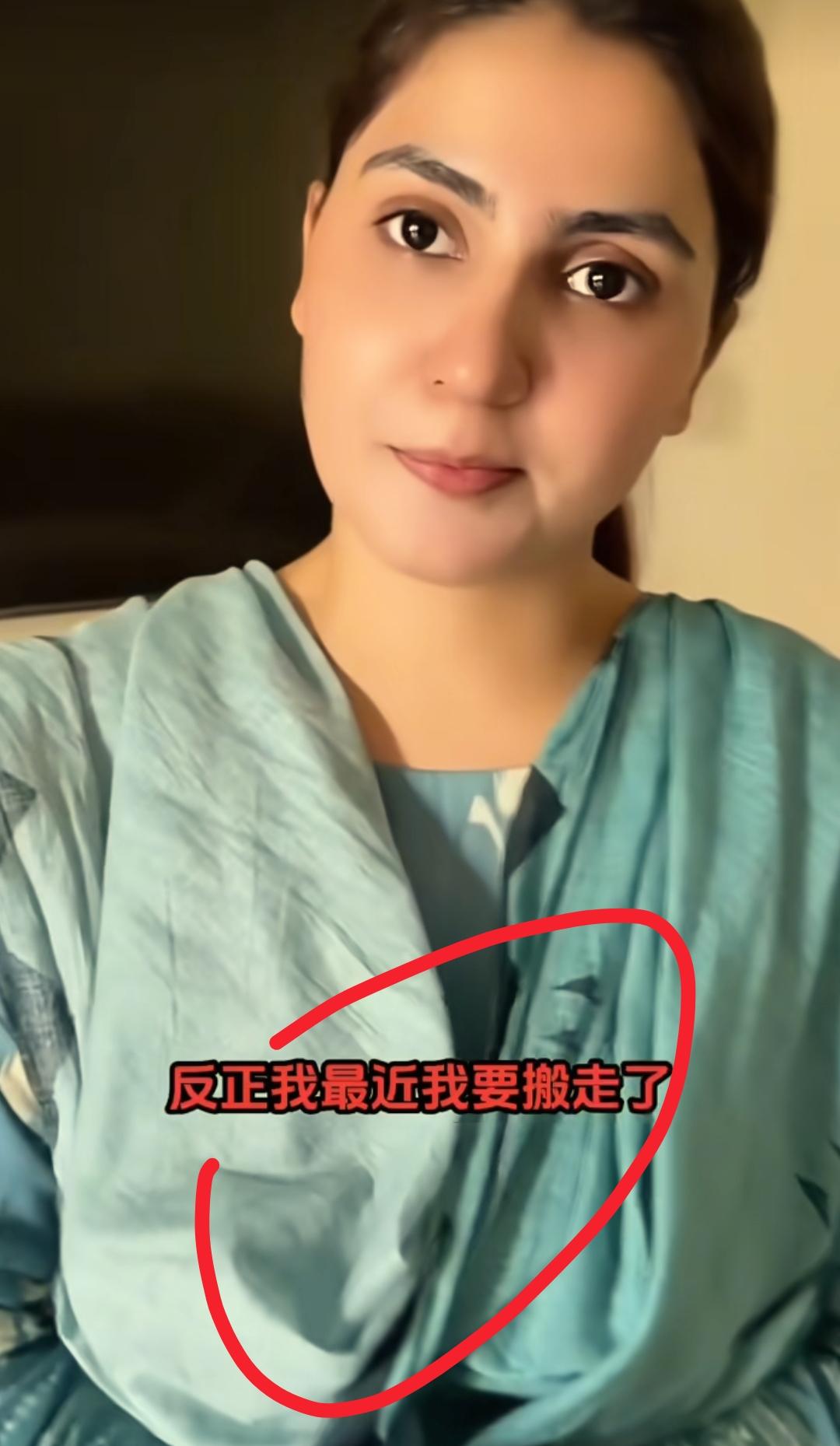 现在全网最无奈的男人就是东方宋了吧！
不是因为家境不好，也不是因为夫妻闹矛盾
而