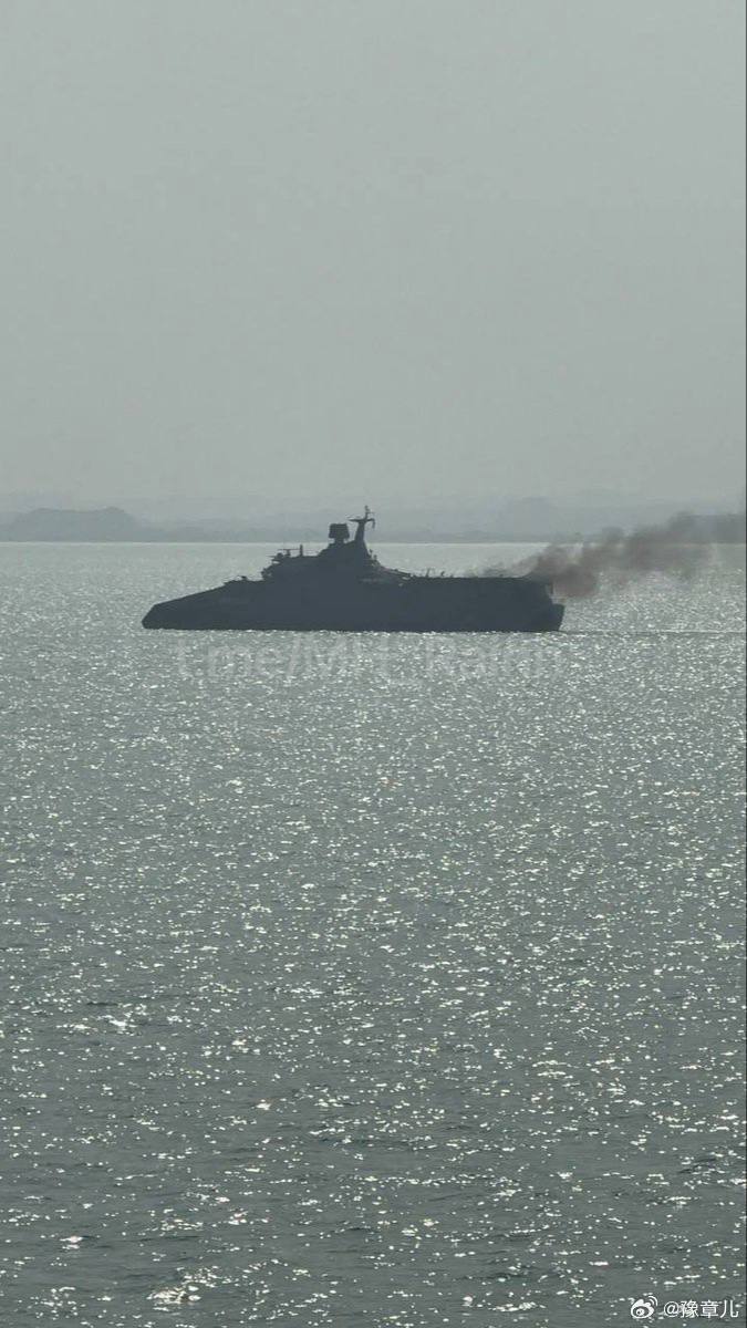 据报道，伊朗革命卫队的苏莱曼尼级双体护卫舰在班达尔阿巴斯附近遭到美国空军打击后冒