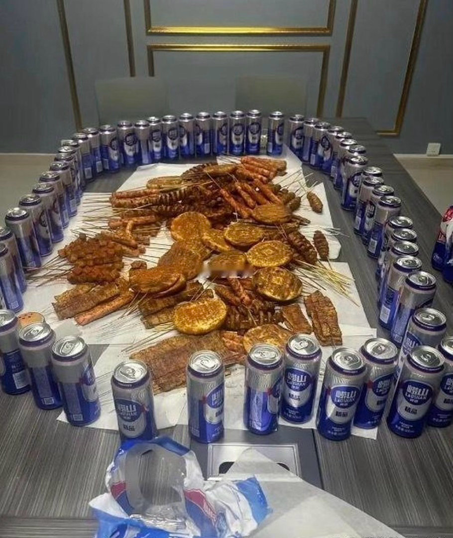 公司加班。老板买的夜宵怎么样？ 