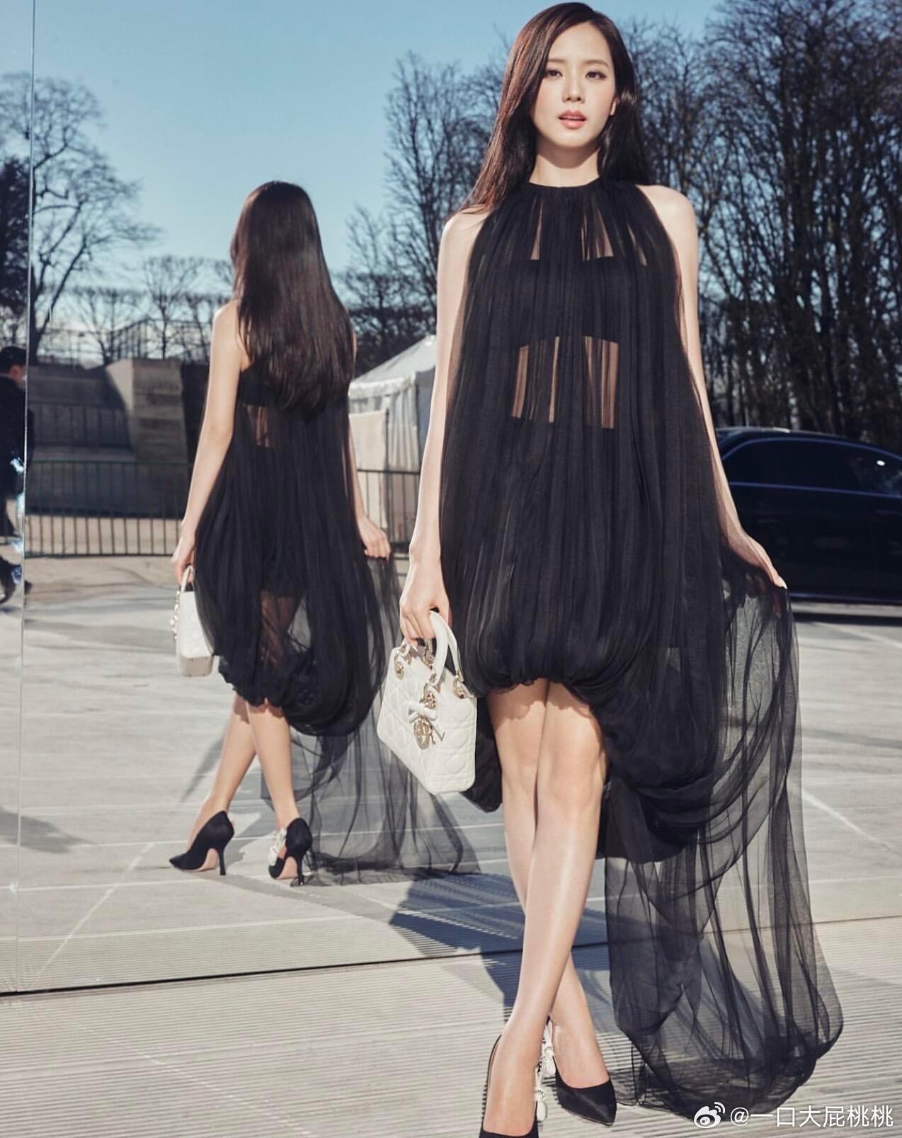 Jisoo更新巴黎Dior 秀场照片，这次妆容造型都挺美的。  时装周巴黎时装周