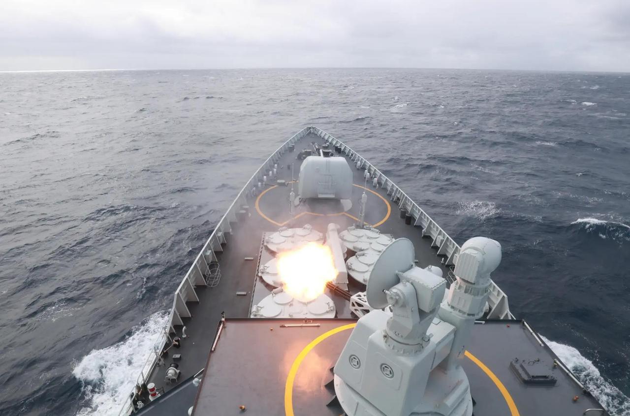 美国卖台111亿武器，解放军直接围岛实弹演练回击！

年底刚过，美国特朗普政府甩