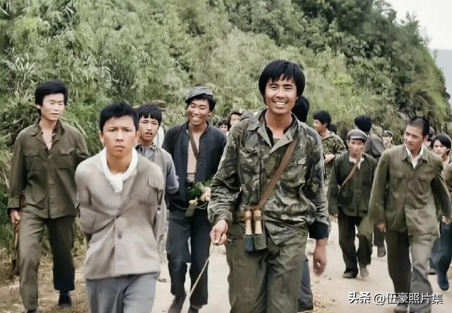 1988年，两山轮战期间，解放军侦察兵越境执行捕俘任务后押解越军俘虏胜利归来的场