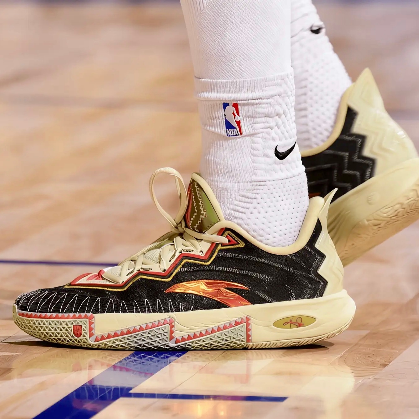 今日NBA球员球鞋上脚精选：勒韦尔 安踏 Kai 2克里斯-保罗 Air Jor